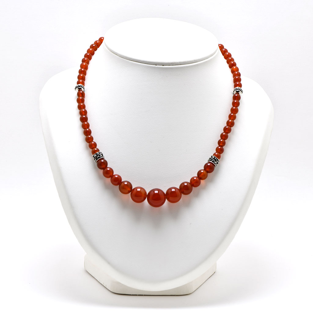 Collier en cornaline et perles décoratives en argent.