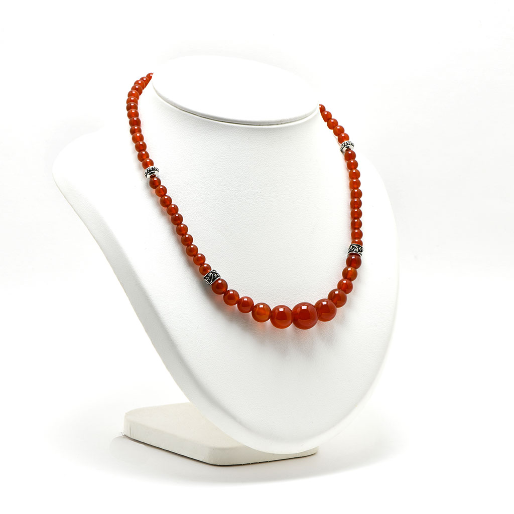 Collier en cornaline et perles décoratives en argent.