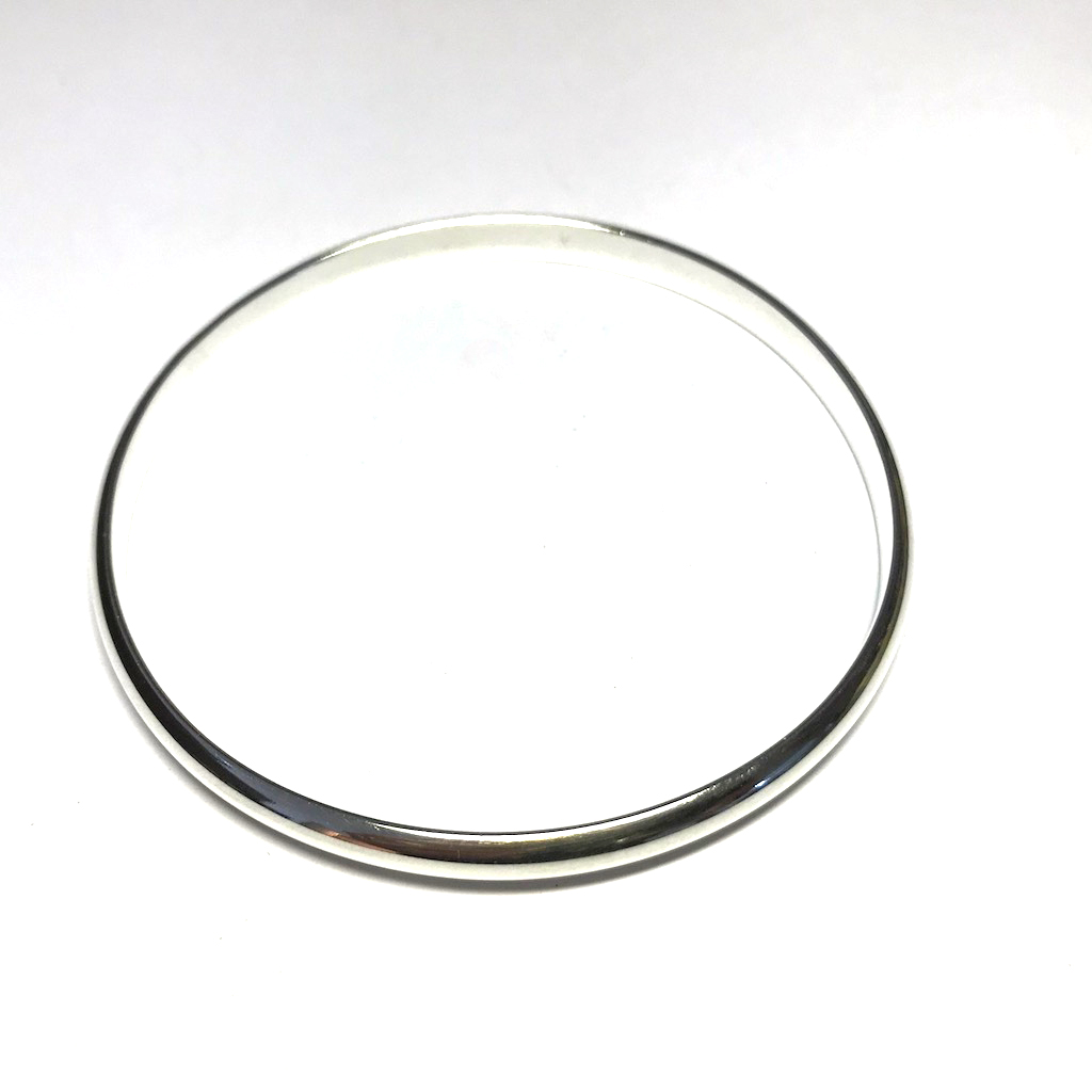 Bracelet jonc en argent plein.