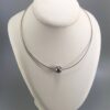 Collier perle de Tahiti sur ras de cou oméga en argent.