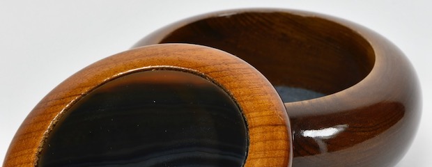 Boite ronde en bois exotique avec agate naturelle incrustée dans le couvercle.
