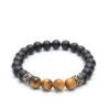 Bracelet en œil de tigre et jais avec perles décoratives en argent.