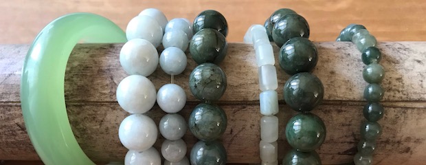 Plusieurs bracelets en jade.