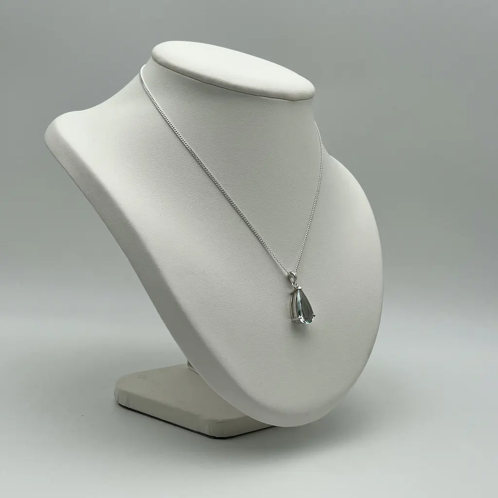 Pendentif en Aigue-Marine sur serti en argent.